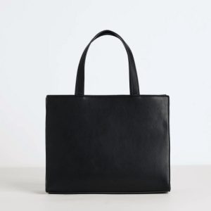 Tote bag with chain